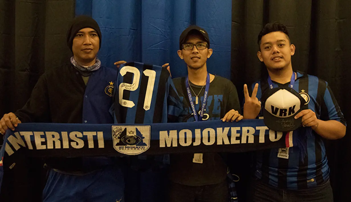 Para pendukung Inter Milan menunjukan atribut milik mereka yang sudah ditandatangani oleh legenda hidup Inter Milan, Youri Djorkaeff pada acara Meet and Great Inter Legend di Bali, Jumat (28/8/2015). (Bola.com/Vitalis Yogi Trisna)