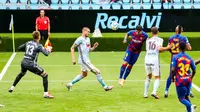 Aksi penyerang Barcelona, Luis Suarez saat menjebol gawang Celta Vigo. (Twitter/Barcelona)