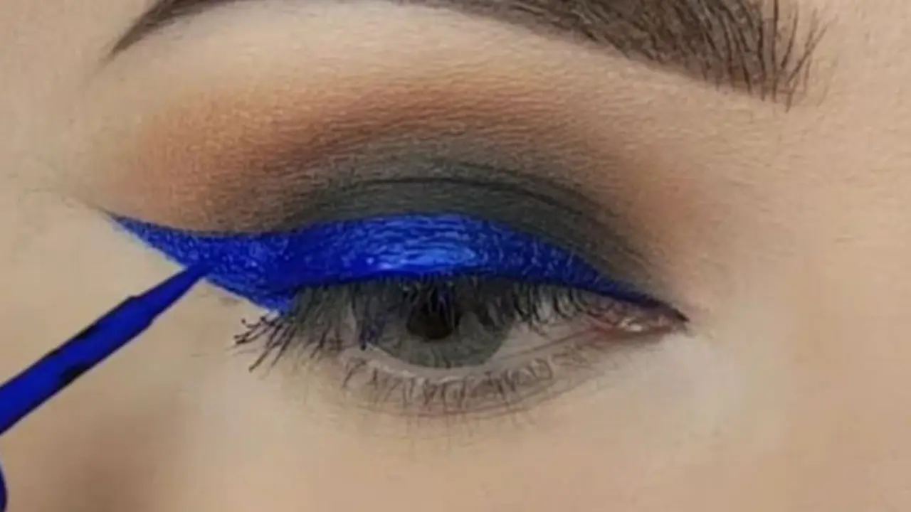 Perpaduan Smokey Eye dengan Nuansa Biru, Bikin Mata Jadi Menarik