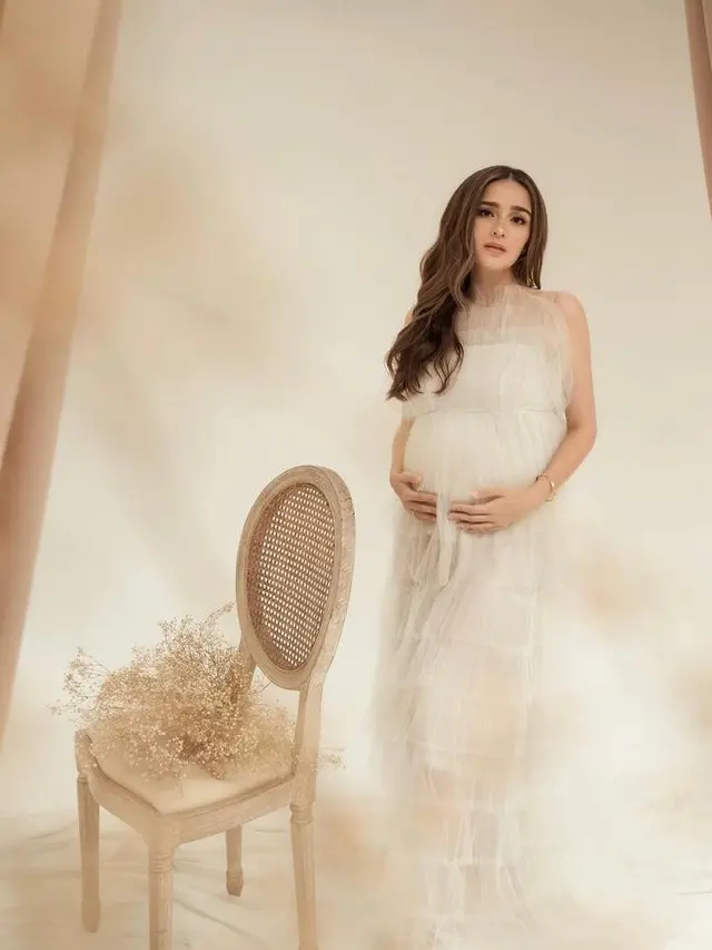 7 Potret Yasmine Wildblood Hamil Anak Ketiga, Tampil Elegan Kenakan Dress Putih Beraksen Ruffle