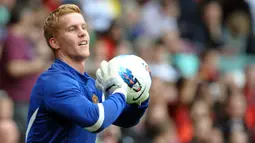 Ben Amos. Kiper berusia 32 tahun yang sejak awal musim 2021/2022 bergabung dengan Wigan Athletic usai dilepas gratis Charlton Athletic ini sejatinya merupakan produk akademi MU yang dipromosikan ke tim senior pada awal musim 2011/2012. Namun karena tak mampu menembus skuad utama ia akhirnya lebih banyak dipinjamkan ke beberapa klub hingga akhirnya dilepas gratis ke Bolton Wanderers pada awal musim 2015/2016. Bersama MU ia total tampil dalam 7 laga di semua ajang dengan torehan 3 kali clean sheet dan kebobolan 6 gol. (AFP/Paul Ellis)