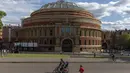 Warga melewati Royal Albert Hall di London, Inggris, pada 12 Mei 2020. Sedikitnya 5.000 pekerja teater di Inggris, yang lebih dari separuhnya berada di London, kehilangan pekerjaan selama diberlakukannya kebijakan penutupan (shutdown) akibat merebaknya COVID-19. (Xinhua/Han Yan)