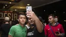Pemain Timnas Indonesia, Febri Hariyadi, selfie bersama suporter saat tiba di Hotel Sultan, Jakarta, Selasa (13/11). Indonesia menang 3-1 atas Timor Leste pada laga Piala AFF 2018. (Bola.com/Vitalis Yogi Trisna)