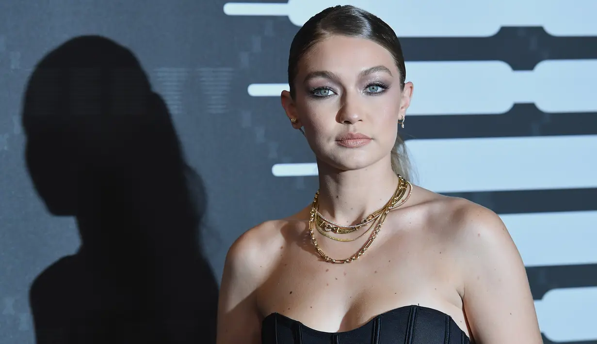 Model Gigi Hadid berpose saat tiba menghadiri Savage X Fenty Show yang Disuguhkan oleh Amazon Prime Video di Brooklyn, New York (10/9/2019). Gigi Hadid tampil cantik memakai korset hitam dengan jeans biru muda. (AFP Photo/Dimitrios Kambouris)