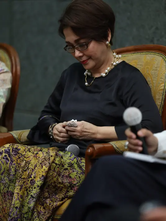 "Saya bahagia, bangga, terharu sedih, itu jadi satu. Sedih mengingat kembali dia, diputar lagi video wawancaranya dia. Jadi flashback lagi, Kangen pasti," ungkap Widyawati dengan mata berkaca-kaca. (Andy Masela/Bintang.com)