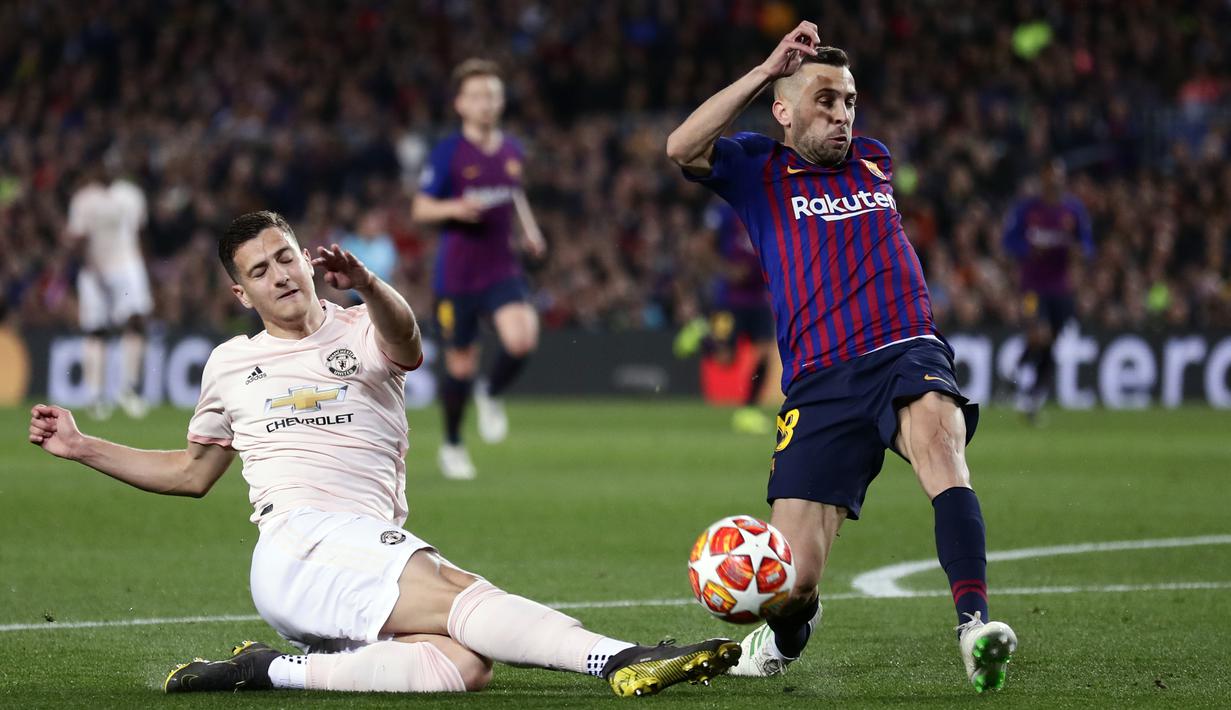 Bek Barcelona, Jordi Alba, berebut bola dengan pemain Manchester United, Diogo Dalot, pada laga Liga Champions 2019 di Stadion Camp Nou, Selasa (16/4). Barcelona menang 3-0 atas Manchester United. (AP/Manu Fernandez)
