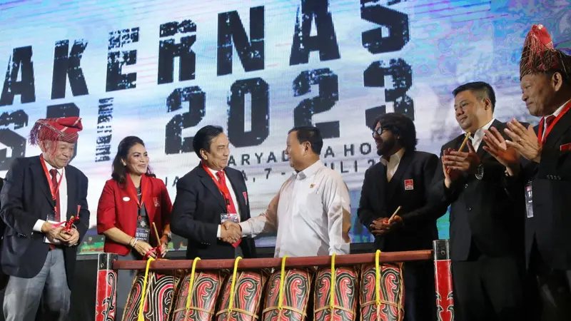 Menteri Pertahanan Prabowo Subianto saat menghadiri Rakernas Marga Simbolon "Punguan Simbolon dohot Boruna Indonesia" (PSBI) di Hotel Aryaduta, Menteng, Jakarta, Jumat, (7/7/2023). (Muhammad Genantan Saputra/Merdeka.com)