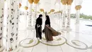 Keduanya pun bahagia dan sempat mengunjungi Sheikh Zayed Grand Mosque bersama. (Foto: Instagram/shireensungkar))