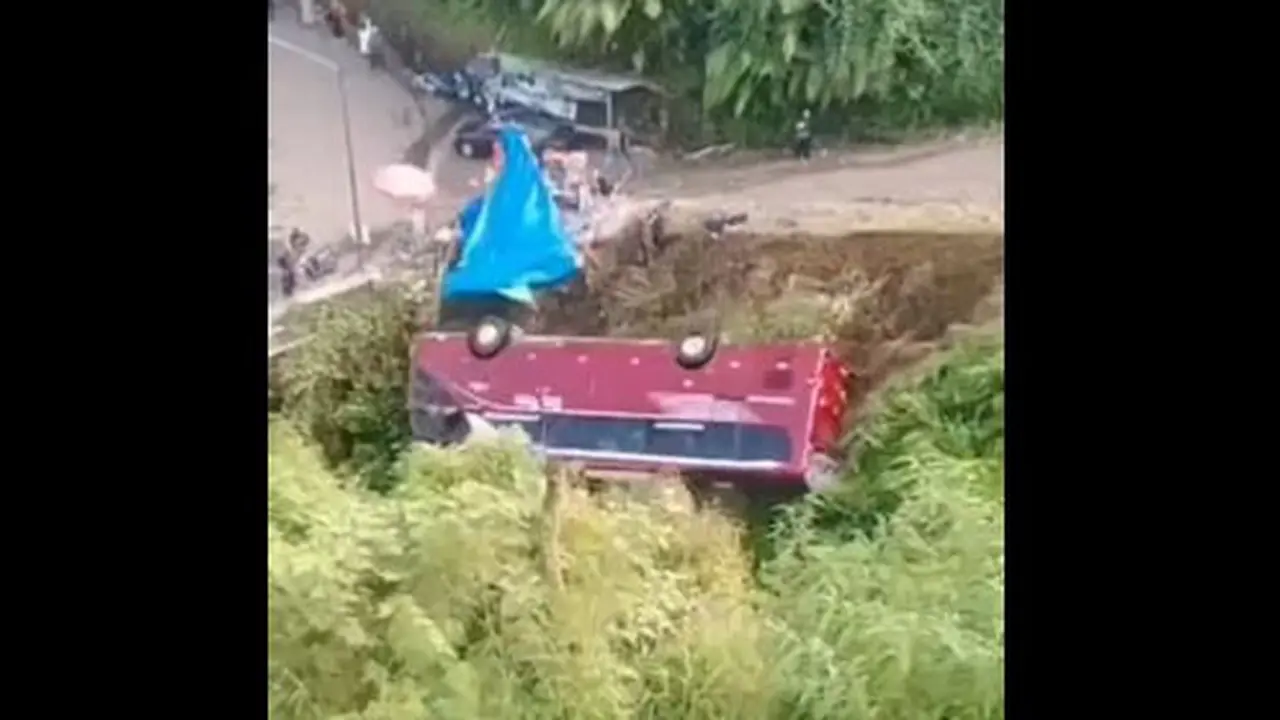 Kecelakaan Bus di Kawasan Wisata Guci, Tegal, Jawa Tengah.