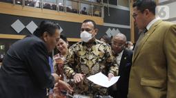 Ketua Komisi Pemberantasan Korupsi (KPK), Firli Bahuri (tengah) berbincang dengan Ketua Komisi III DPR Bambang Wuryanto (kiri) disela rapat kerja dengan Komisi III DPR di Kompleks Parlemen, Senayan, Jakarta, Rabu (7/9/2022). Rapat tersebut membahas RKA K/L tahun 2023 dan pembahasan usulan program yang akan didanai oleh DAK. (Liputan6.com/Angga Yuniar)