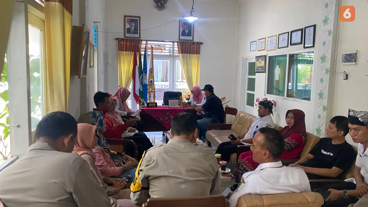 Proses mediasi kasus Bullying atau pengeroyokan di SDN 1 Mojopangung Banyuwangi (Hermawan Arifianto/Liputan6.com)