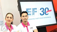 Brand Ambassadors EF English First Indonesia Donna Agnesia (kiri) dan Darius Sinathrya hadir dalam acara konferensi pers 30 Tahun EF di Indonesia, Jakarta, (21/1). Donna dan Darius dipilih menjadi Brand Ambassadors EF. (Liputan6.com/Immanuel Antonius)