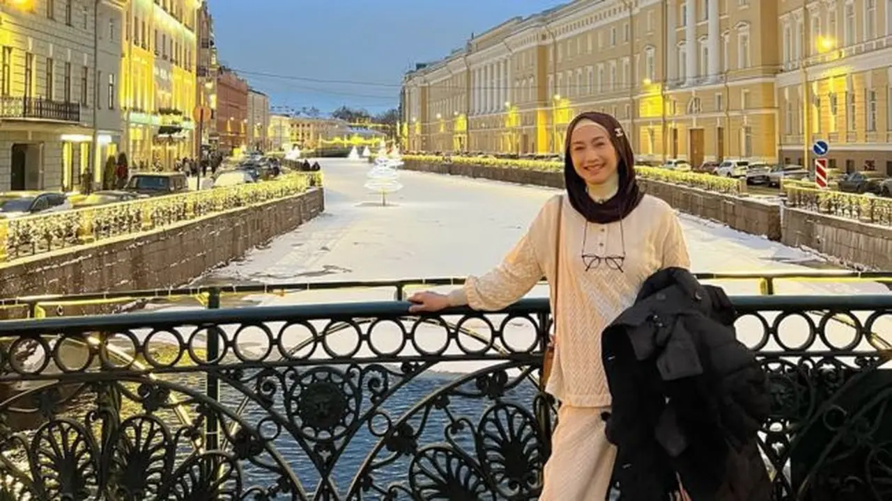 5 Gaya Hijab Desy Ratnasari di Berbagai Momen, Inspirasi OOTD Muslimah Kekinian (credit: instagram/desyratnasariterdepan).