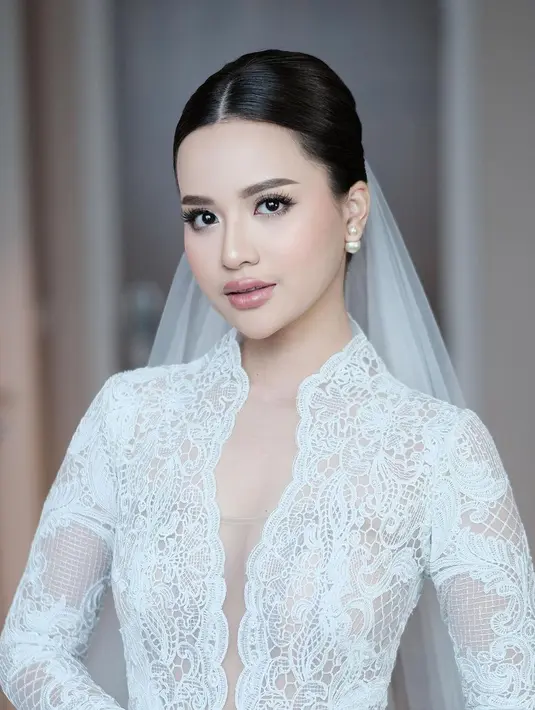 Dengan rambut yang disanggul ke belakang serta kebaya putih, Anggi pancarkan aura berbeda. [Instagram.com/anggimarito]