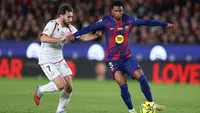 Bek Barcelona, Alejandro Balde, turut berkontribusi membantu timnya meraih kemenangan 2-0 atas Osasuna pada laga pekan ke-16 La Liga di Camp Nou, Minggu (14/12/2025) dini hari WIB. (AFP/Josep LAGO)