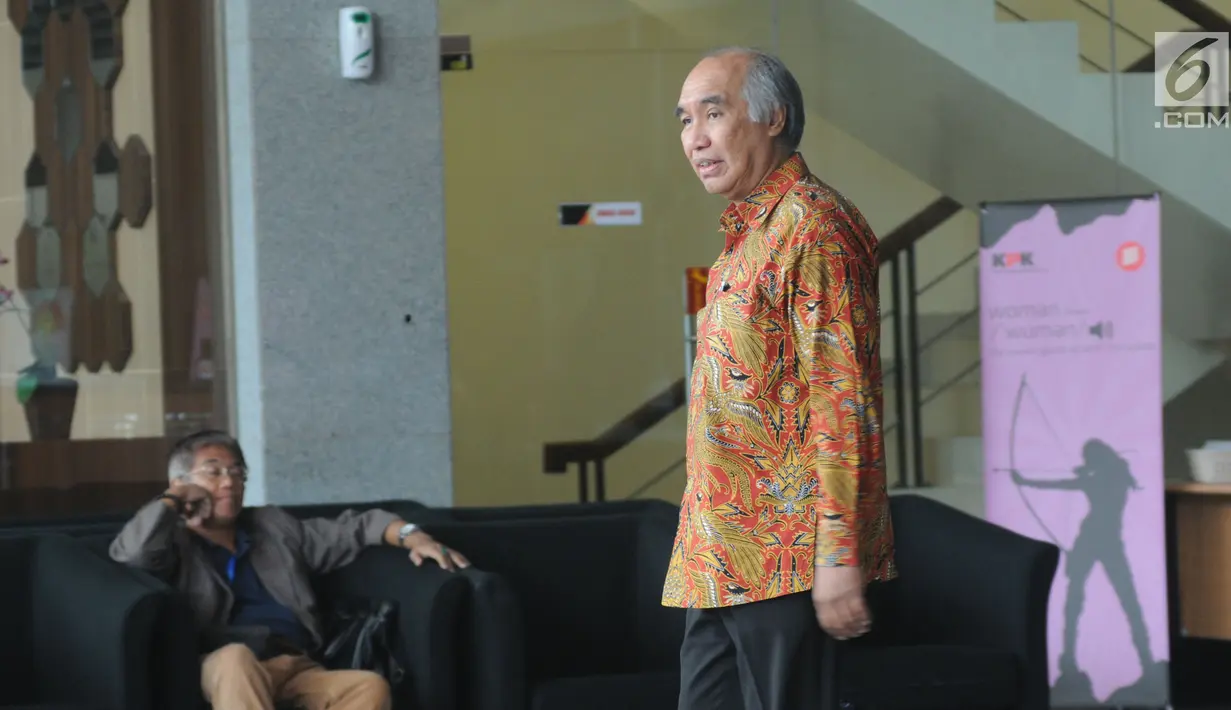 Komisaris PT Humpuss Transportasi Kimia Theo Lykatompesy usai menjalani pemeriksaan oleh penyidik di Gedung KPK, Jakarta, Kamis(16/5/2019). Theo Lykatompesy diperiksa terkait dugaan suap dalam kerja sama pengangkutan pupuk. (merdeka.com/Dwi Narwoko)