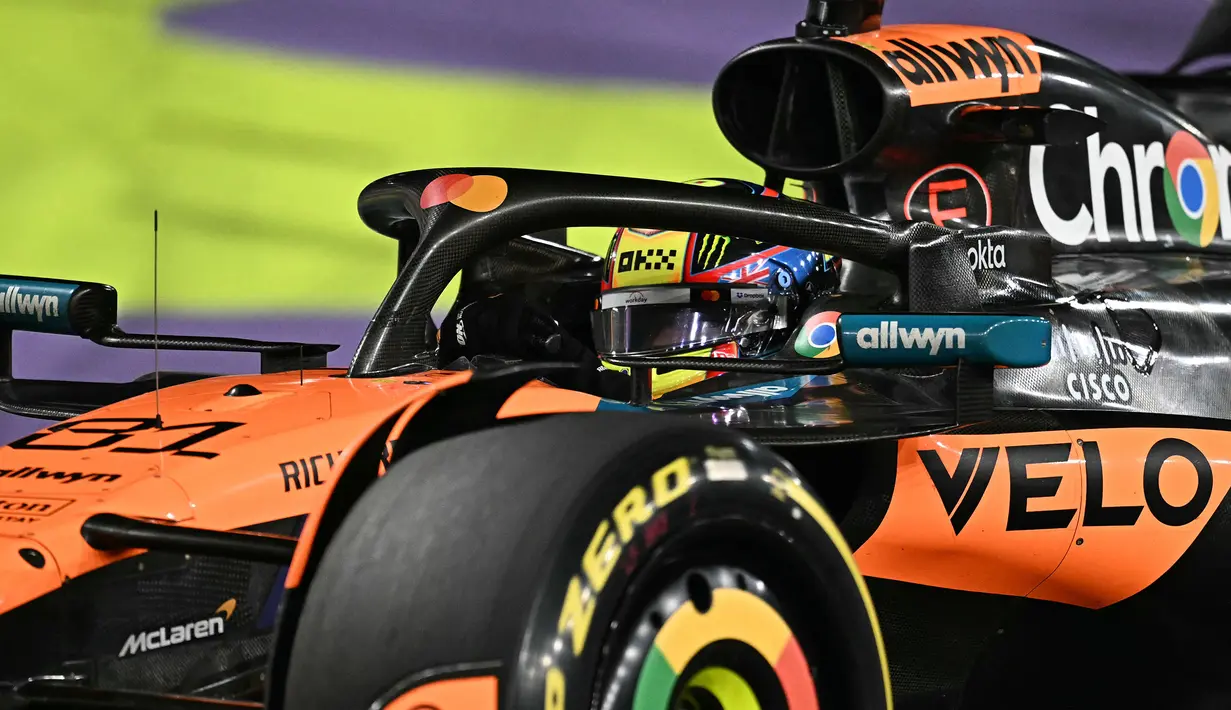 Pembalap McLaren, Oscar Piastri memacu mobilnya saat balapan Formula 1 GP Arab Saudi yang berlangsung di Sirkuit Jeddah Corniche, Arab Saudi, Minggu (20/04/2025) waktu setempat. (AFP/Gabriel Bouys)