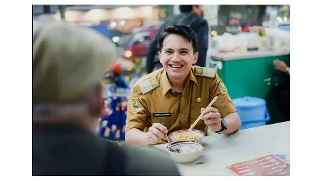 Potret 8 Artis saat Makan di Pinggir Jalan, Tetap Santai