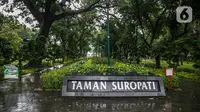 Suasana Taman Suropati yang sepi di Jakarta, Kamis (31/12/2020). Pemprov DKI Jakarta mulai hari ini menutup sementara seluruh taman dan hutan kota di Ibu Kota jelang Tahun Baru 2021 untuk mengantisipasi penyebaran virus Covi-19. (Liputan6.com/Faizal Fanani)