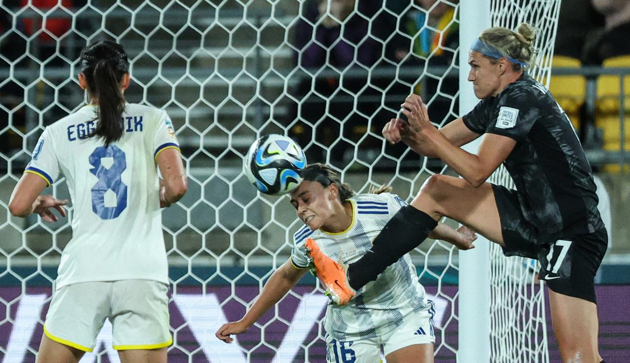 Pemain Timnas Selandia Baru putri, Hannah Wilkinson (kanan), berebut bola dengan pemain Timnas Filipina, Sofia Harrison (tengah), dalam pertandingan lanjutan grup A Piala Dunia Wanita 2023 yang berlangsung di Stadion Regional Wellington, Selasa (25/7/2023). (AFP/Marty Melville)