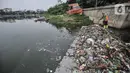 Petugas UPK Badan Air Dinas Lingkungan Hidup saat membersihkan sampah yang mencemari Waduk Cincin, Jakarta Utara, Rabu (23/6/2021). Pengerukan sampah dilakukan secara rutin guna menjaga kebersihan dan keindahan waduk, terutama saat memasuki musim penghujan. (merdeka.com/Iqbal S Nugroho)