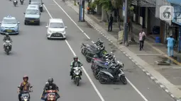 Sejumlah motor terparkir di kawasan Gajah Mada, Jakarta, Jumat, (7/2/2020). Pemerintah Provinsi DKI Jakarta menerapkan kebijakan parkir ganjil genap di Kawasan Hayam Wuruk dan Gajah Mada, Jakarta Pusat. Peraturan ini diberlakukan sejak Januari lalu. (merdeka.com/Imam Buhori)