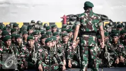 Pangkostrad Letjen Edy Rahmayadi memberikan pengarahan kepada Satgas Pamtas RI-Papua Nugini Yonif Para Raider 330 Kostrad saat pelepasan di Kolinamil TNI AL, Jakarta, Senin (9/5). (Liputan6.com/Faizal Fanani)