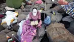 Seorang imigran membaca Al-Quran saat bulan suci ramadan di atas bebatuan laut Ventimiglia, perbatasan antara Italia-Prancis, (18/6/2015). Sekitar 200 imigran asal Eritrea dan Sudan berusaha memasuki perbatasan Italia. (REUTERS/Eric Gaillard)