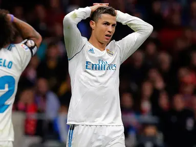 Reaksi pemain Real Madrid, Cristiano Ronaldo dan Marcelo selama pertandingan pekan ke-12 Divisi Primera La Liga Spanyol kontra Atletico Madrid di Stadion Wanda Metropolitano, Sabtu (18/11). Laga Derbi Madrid itu berakhir imbang tanpa gol. (AP/Paul White)