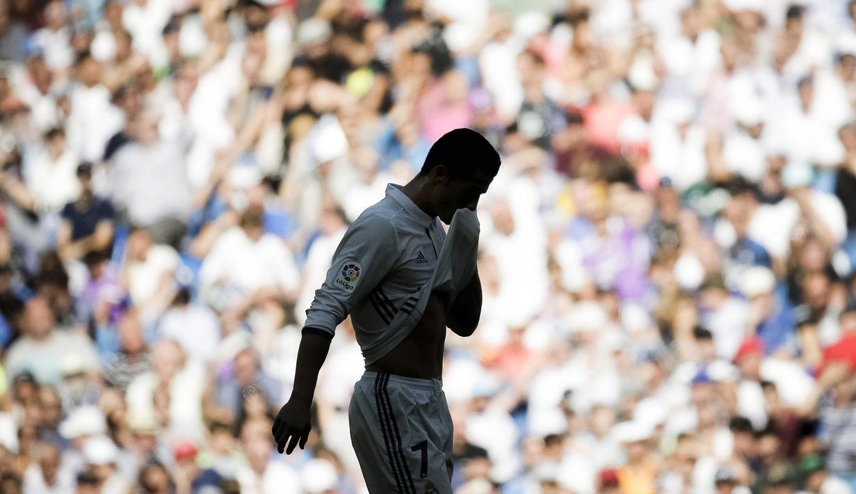 Cristiano Ronaldo terlihat kecewa saat timnya hanya bermain imbang 1-1 melawan Eibar pada lanjutan La Liga Spanyol 2016-2017 di Stadion Santiago Bernabeu, Madrid, Minggu (2/10/2016). (EPA/Emilio Naranjo)