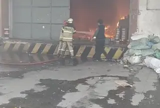 Kebakaran melanda gudang sparepart motor dan sejumlah perusahaan di kawasan Pergudangan Sentra Kosambi, Kabupaten Tangerang, Minggu (9/8/2026).