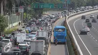 Pengendara motor memasuki jalur Transjakarta, Jakarta, Senin (13/6). Terhitung hari ini polisi akan memberikan surat tilang slip biru dengan denda sebesar Rp500.000 kepada pengendara yang masuki jalur Transjakarta. (Liputan6.com/Gempur M Surya)