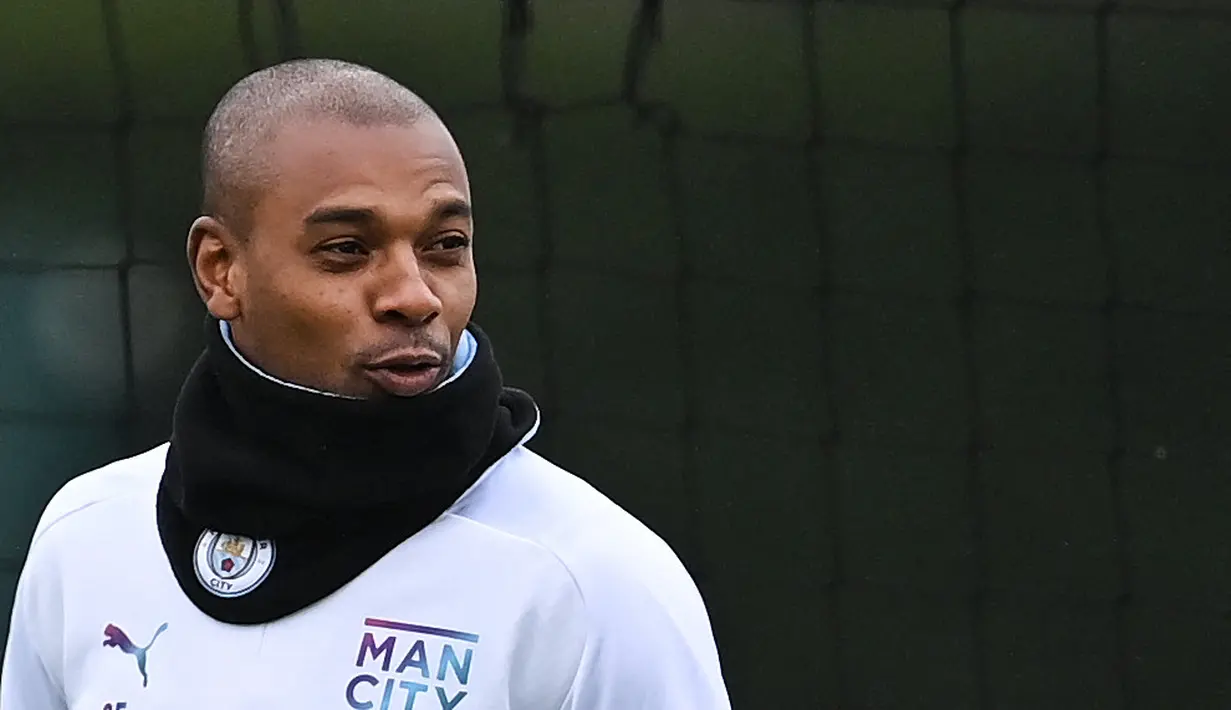 Gelandang Manchester City, Fernandinho mengambil bagian dalam sesi latihan di tempat latihan Manchester City di Manchester, barat laut Inggris (4/4/2022). Man City akan bertanding melawan Atletico Madrid pada leg pertama perempat final Liga Champions di Etihad Stadium. (AFP/Paul Ellis)