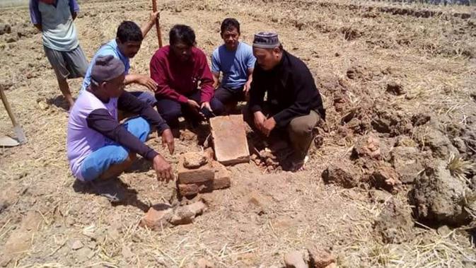 Batu bata berukuran raksasa ditemukan di Kalikudi Kecamatan Adipala. Ada dugaan batu bata ini diproduksi untuk membangun kota lama Cilacap, termasuk benteng pendem. (Liputan6.com/Kunthang Sunardi untuk Muhamad Ridlo)
