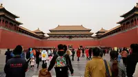 Sejumlah pengunjung berjalan di Forbidden City atau Kota Terlarang di Beijing, (7/3). Kota Terlarang, merupakan istana terisolasi kaisar Qing dan Dinasti Ming China untuk tempat wisata utama yang terletak di pusat ibu kota. (AP Photo/Aijaz Rahi)