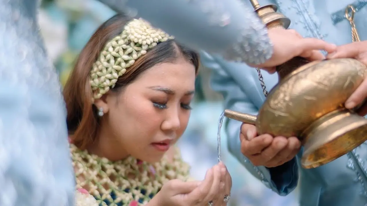 Jelang Menikah, Ini 7 Potret Bahagia Kiky Saputri di Momen Pengajian dan Siraman