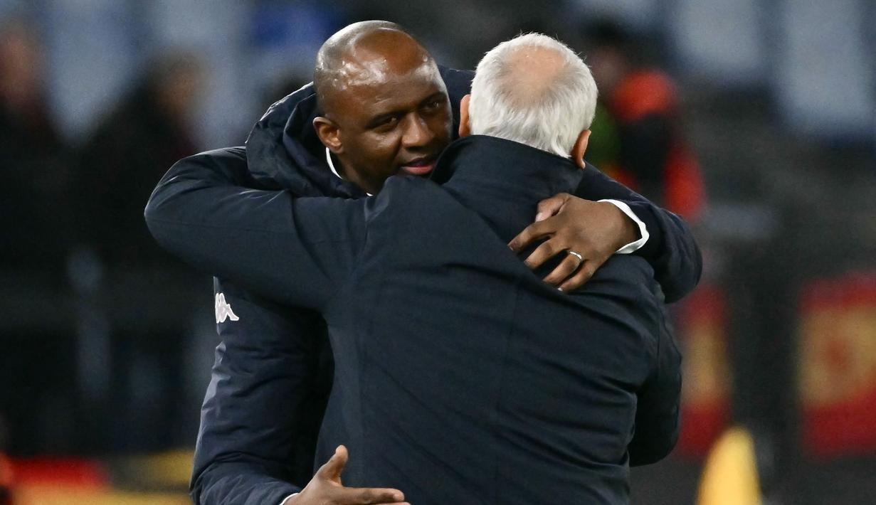 Pelatih Genoa, Patrick Viera, berpelukan dengan pelatih AS Roma, Claudio Ranieri, setelah laga giornata 21 Serie A 2024/2025 yang dihelat di Olimpico, Sabtu (18/1/2025) dini hari WIB. (AFP/Filippo Monteforte)