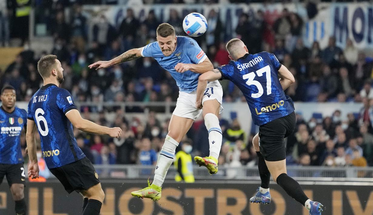 Lazio racikan Maurizio Sarri tampil begitu perkasa dan berhasil menundukkan Inter Milan asuhan Simone Inzaghi dengan skor 3-1. (AP/Alessandra Tarantino)