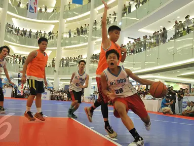 Peserta National Training Camp Jr.NBA Indonesia 2015 mengikuti pelatihan di Jakarta, Minggu (30/8/2015). Kegiatan tersebut untuk mempopulerkan olahraga basket di Indonesia yang merupakan bagian dari Jr.NBA Cares. (Liputan6.com/Herman Zakharia)