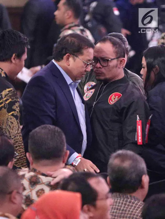 Wakil Ketua Umum Gerindra Fadli Zon dan Menteri Ketenagakerjaan Hanif Dhakiri ketika menghadiri Debat Capres di Hotel Sultan, Jakarta, Minggu (17/2). (Liputan6.com/Faizal Fanani)