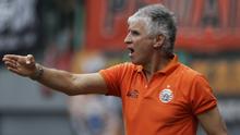Pelatih Persija Jakarta, Ivan Kolev, memberikan instruksi kepada pemainnya saat melawan 757 Kepri Jaya pada laga Piala Indonesia di Stadion Patriot Bekasi, Jawa Barat, Rabu (23/1). Persija menang 8-2 atas Kepri. (Bola.com/Yoppy Renato)