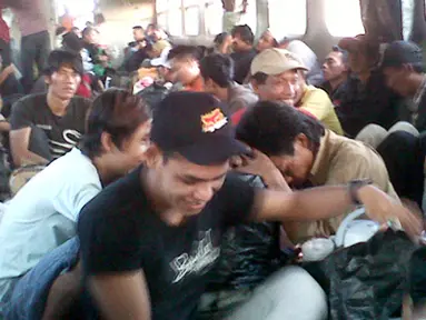 Citizen6, Jakarta: Beberapa jam menjelang Ramadhan, penumpang KA ekonomi jurusan Cipuja-Jakarta, berjubel duduk di lantai demi sampai ke tempat tujuan walaupun harus berdesak-desakan. (Pengirim: Wahyu Dwi Cahya)
