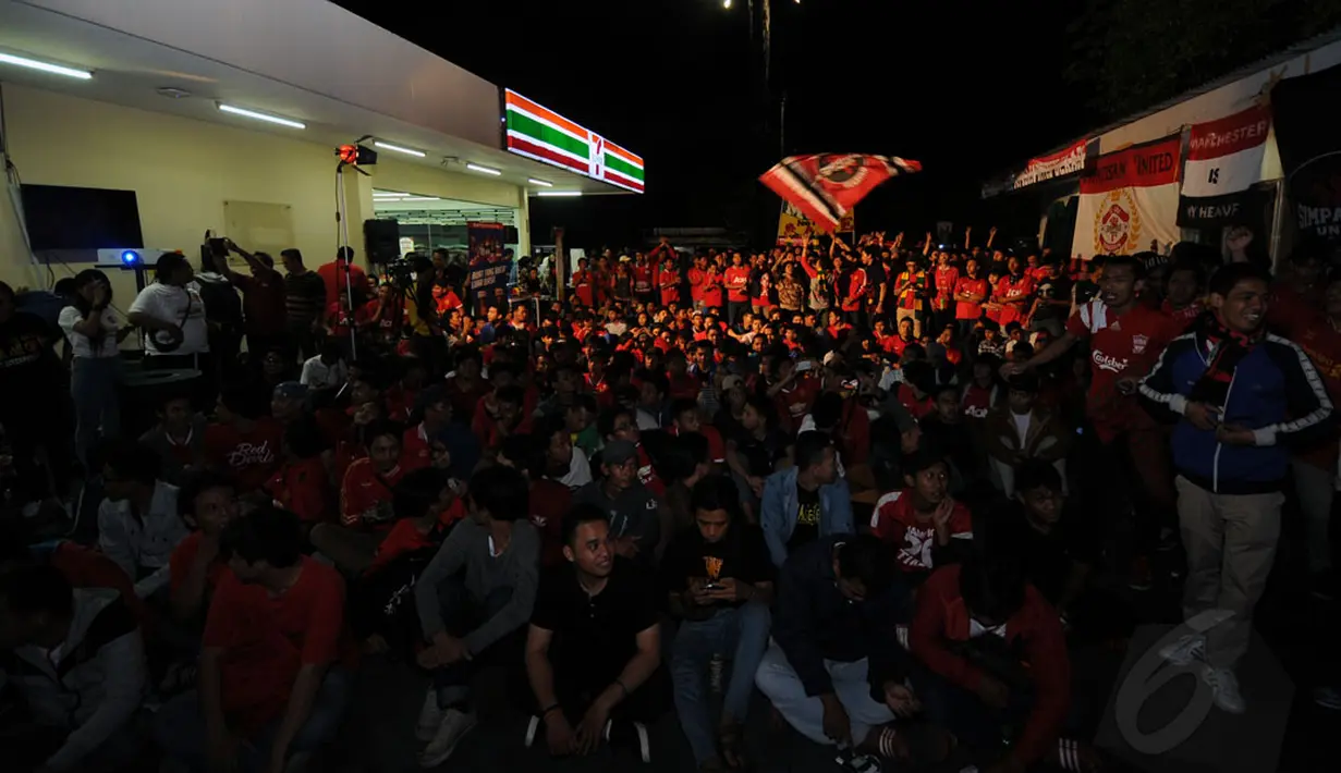 Ratusan pecinta Liga Primer Inggris berkumpul saat acara nonton bareng laga Manchester United vs Liverpool di Tanah Kusir, Jakarta (14/12/2014). (Liputan6.com/Helmi Fithriansyah)