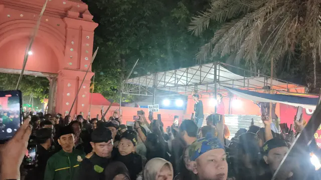 Tradisi Panjang Jimat Pada Malam Peringatan Maulid Nabi Muhammad SAW di Keraton Kanoman Cirebon