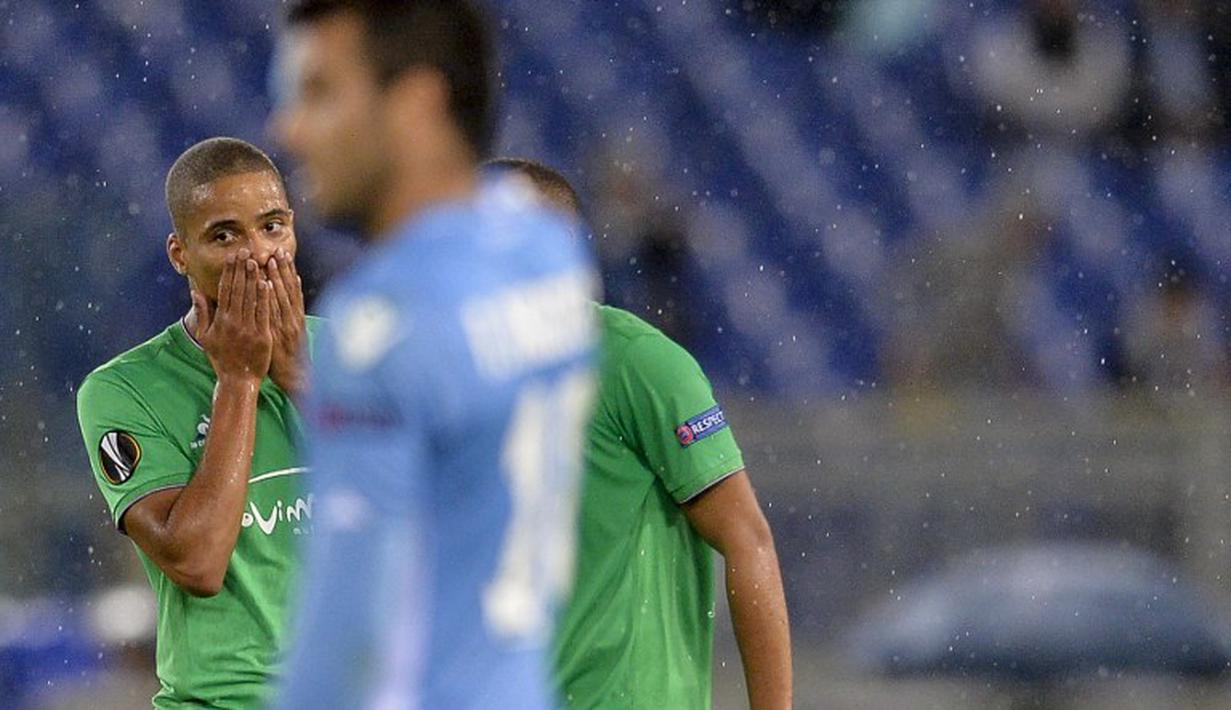 Pemain St Etienne's Monnet Paguet (L) merayakan golnya dalam Laga Liga Europa UEFA antara Lazio vs Saint Etienne di Stadion Olympic Roma, Jumat(2/10/2015). Lazio menang tipis 3-2. AFP Photo / Andreas Solaro