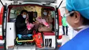 Para pasien yang dinyatakan sembuh dari virus corona memberi salam perpisahan kepada petugas medis di Rumah Sakit Afiliasi Pertama Universitas Zhengzhou, Provinsi Henan, China, Selasa (4/2/2020). Mereka dinyatakan sembuh dan sudah diizinkan pulang dari rumah sakit. (Xinhua/Li An)