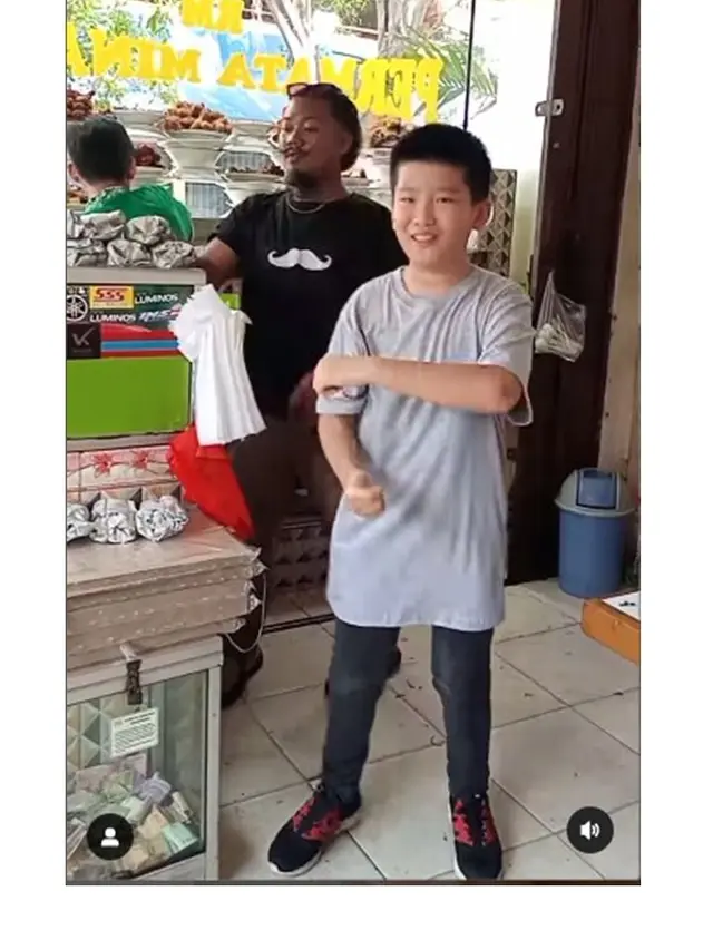7 Potret Prince Bennedict yang Viral Karena Goyang Nasi Padang