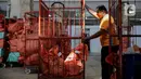 Pekerja membawa paket dan logistik yang akan didistribusikan di Sentral Pengolahan PT Pos Indonesia (Persero), Jakarta, Jumat (15/5/2020). Pengiriman paket via Pos pada H-9 Lebaran 2020 mencapai 1,8 juta barang atau naik 20 persen dibandingkan periode sama tahun lalu. (Liputan6.com/Faizal Fanani)