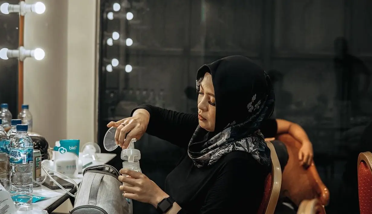 Tantri menceritakan betapa repotnya ketika pertamakali keluar rumah. Mengingat sekarang ini dirinya masih menjadi ibu menyusui. Barang-barang yang dibawanya saat keluar rumah menjadi semakin banyak. (Instagram/tantrisyalindri)