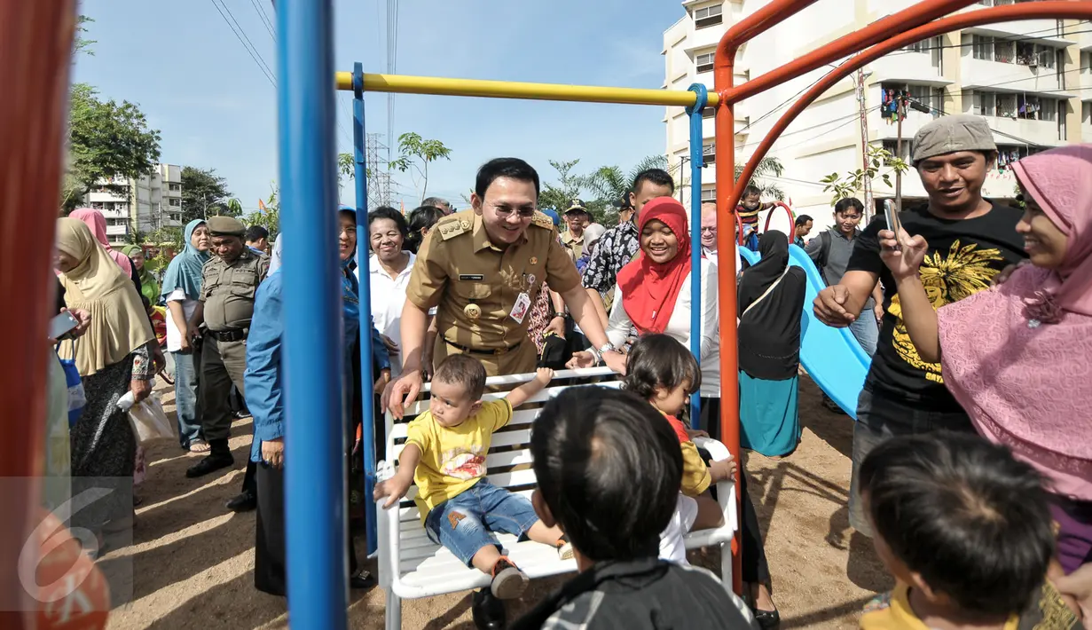 Gubernur DKI Basuki Tjahaja Purnama atau Ahok bermain dengan anak-anak usai meresmikan RPTRA Rusun Cipinang Besar Selatan, Jakarta, Selasa (23/8). Sebelumnya, sempat beredar isu penolakan warga terhadap kedatangan Ahok. (Liputan6.com/Yoppy Renato)